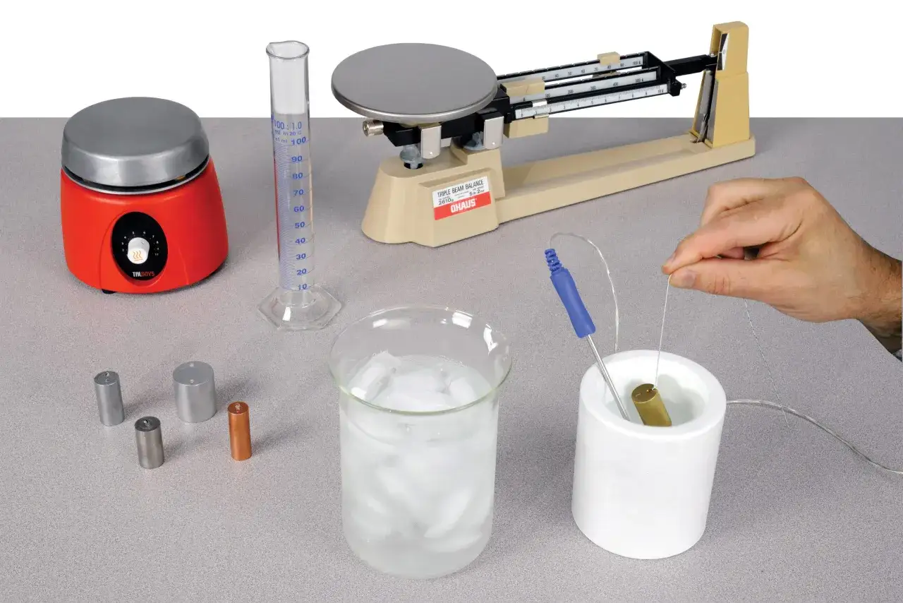 Experimento para determinar qué es el calor específico: se usan cilindros de metal, una balanza, un vaso con hielo y un termómetro.