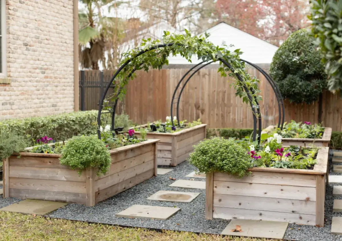 Sch&ouml;ne hochbeet ideen mit Rankb&ouml;gen, die mit Gr&uuml;npflanzen bewachsen sind. Holzhochbeete mit bunten Blumen und Kr&auml;utern.