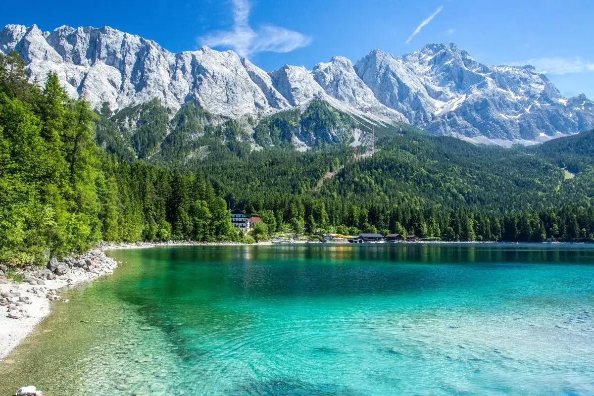 Türkisblaue Bergseen mit Felsküste und bewaldeten Hängen, ein Traumziel für top Urlaubsorte.