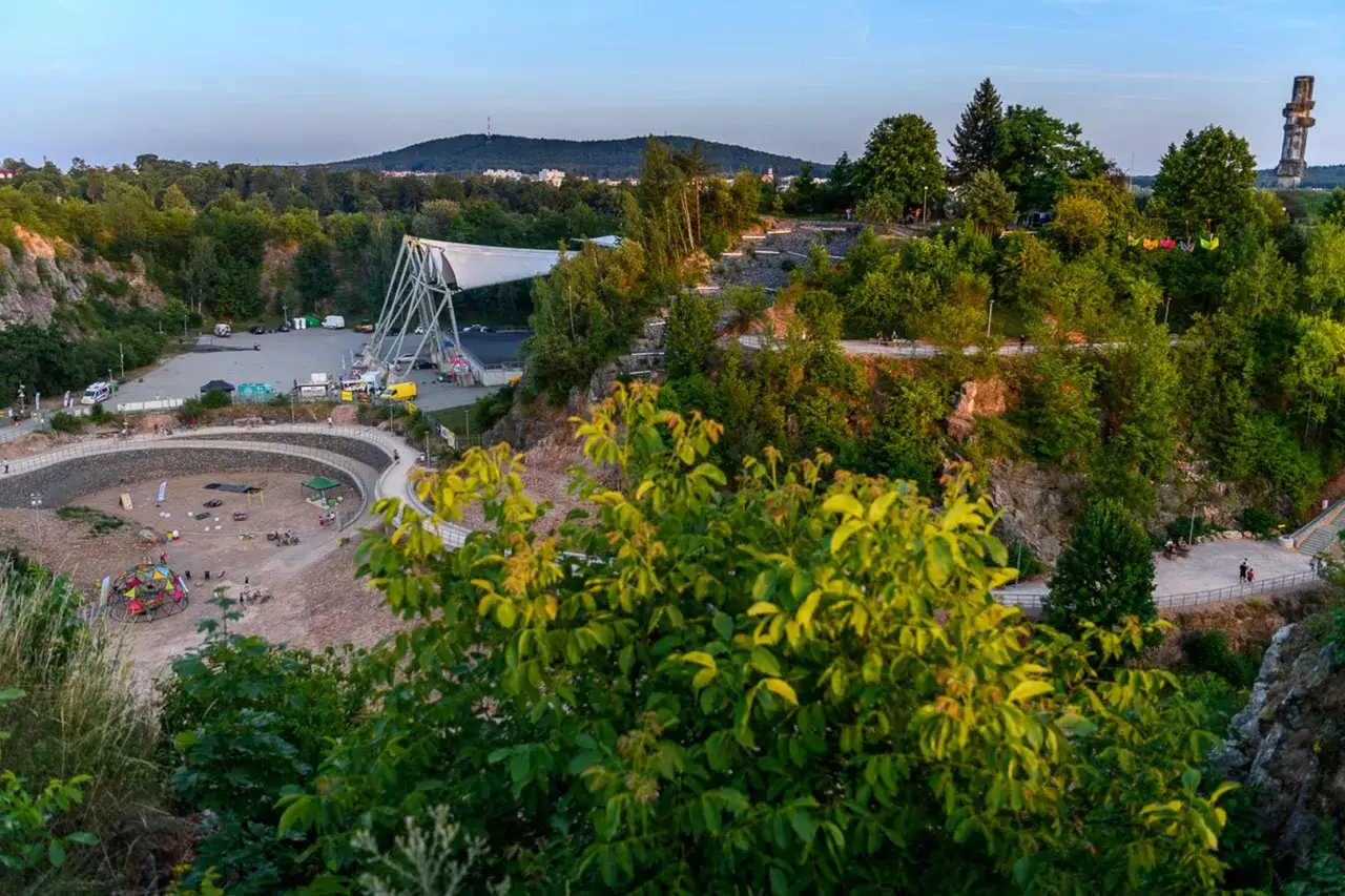 Kamieniołom Kadzielnia w Kielcach: nowoczesna architektura, amfiteatr, ścieżki spacerowe i plac zabaw. Atrakcje Kielce dla każdego.
