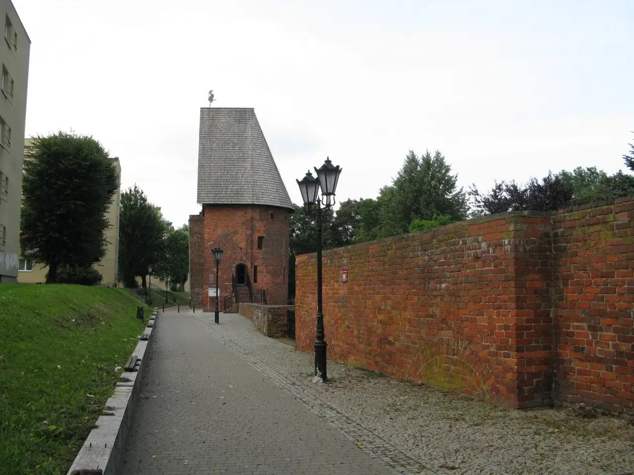 Wieża i ceglany mur przywołują historię Słupska. Spacerując brukowaną ścieżką, można poczuć ducha minionych wieków.
