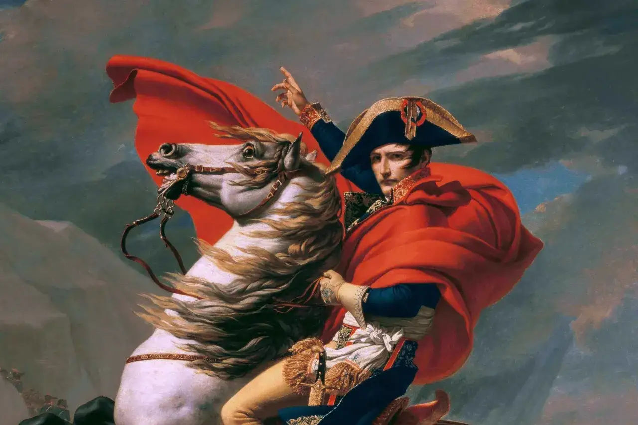 Napoleon na białym koniu, w czerwonym płaszczu i charakterystycznym kapeluszu. Dzieło w stylu malarstwa akademickiego.