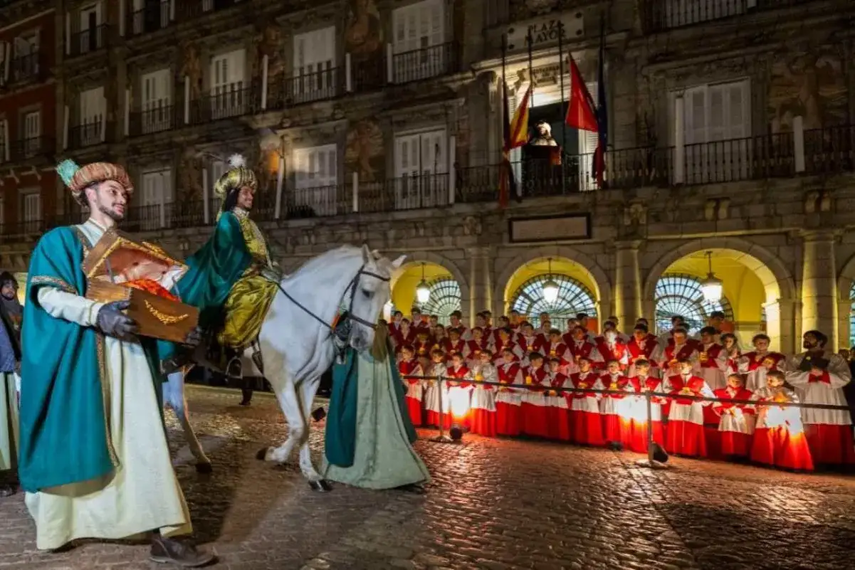 Desfile de Reyes Magos a caballo, con un coro infantil cantando. Así se celebra la Navidad en la Plaza Mayor.