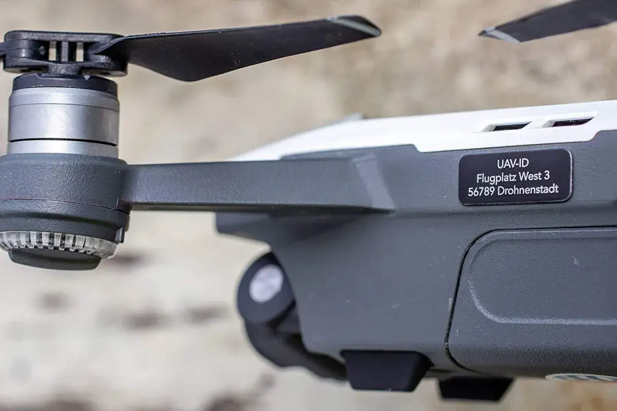 Nahaufnahme einer e-id drohne mit Propeller und Kennzeichnung 