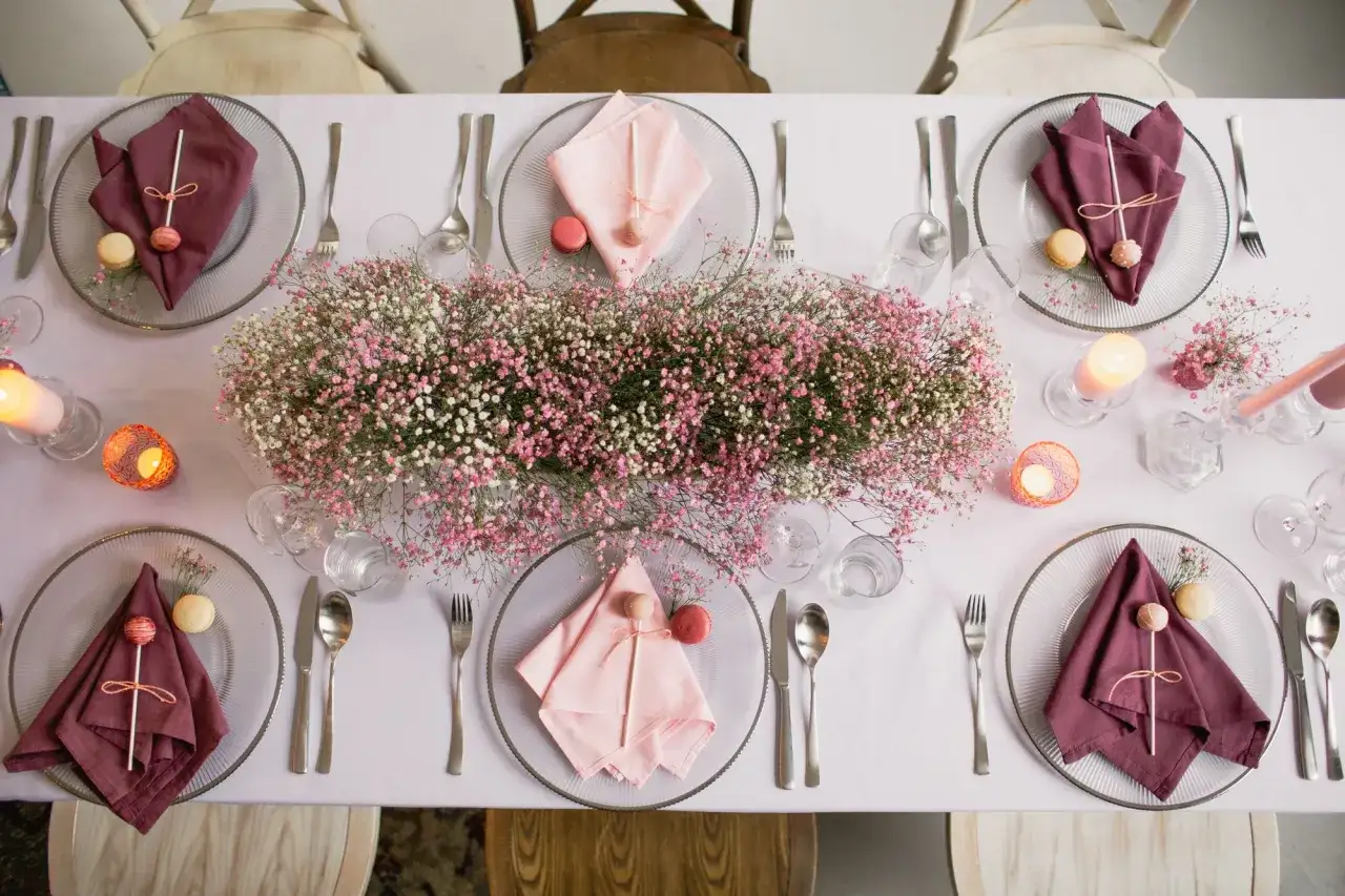 Tischdeko f&uuml;r eine kleine standesamtliche hochzeit: zarte Blumen, Macarons und Kerzen schaffen romantische Ideen.
