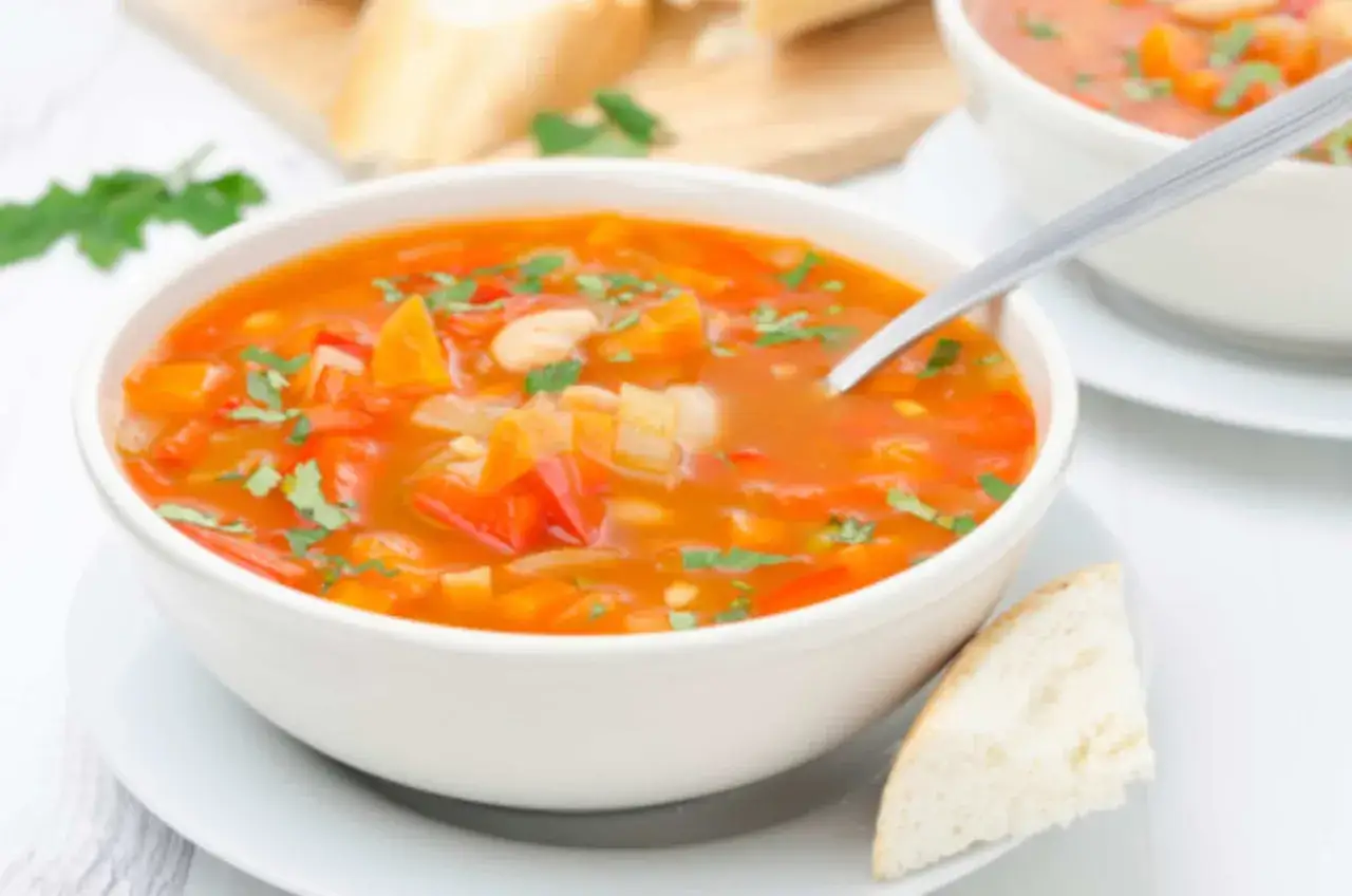 Soupe aux pâtes et légumes de saison