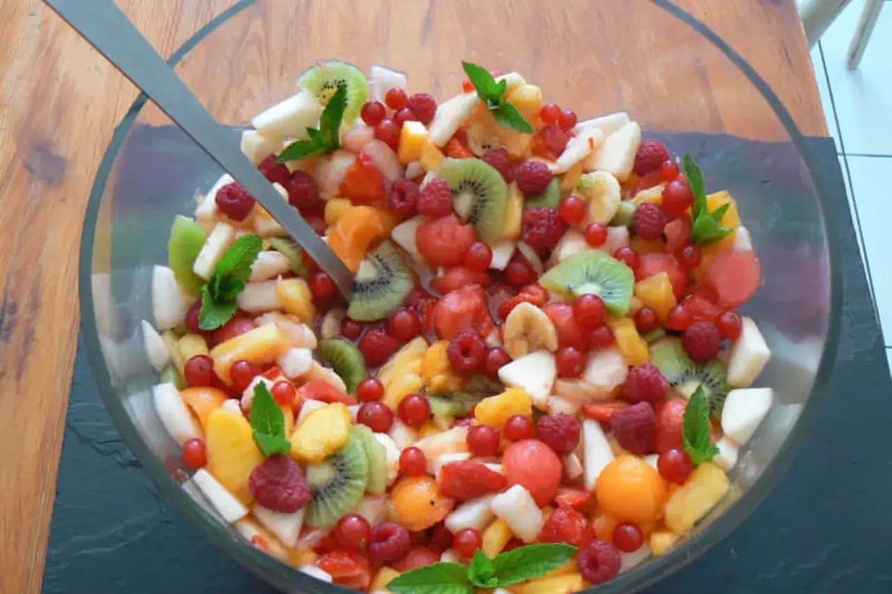 Assortiment de fruits d'&eacute;t&eacute; color&eacute;s pour salade