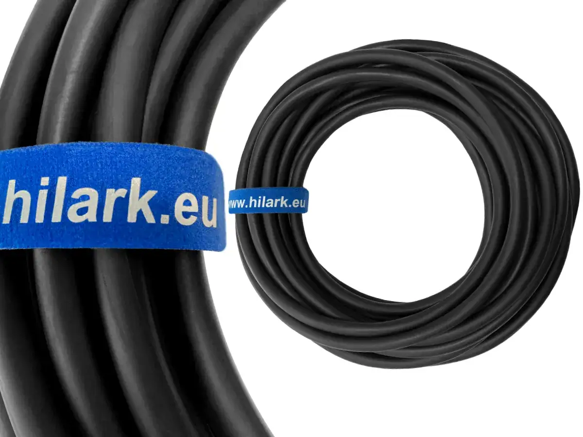Czarny kabel 3x2.5 zwinięty w krąg, z niebieską opaską z logo hilark.eu. Idealny do zastosowań wymagających dużej obciążalności przewodu 3x2.5.