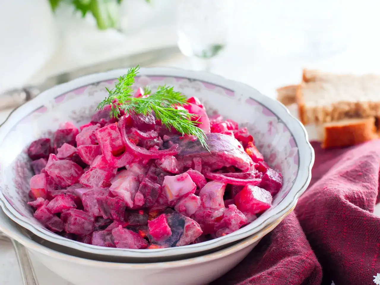 Omas roter Heringssalat, ein deftiger Genuss mit Roter Bete, Hering und Dill, serviert in einer h&uuml;bschen Sch&uuml;ssel.
