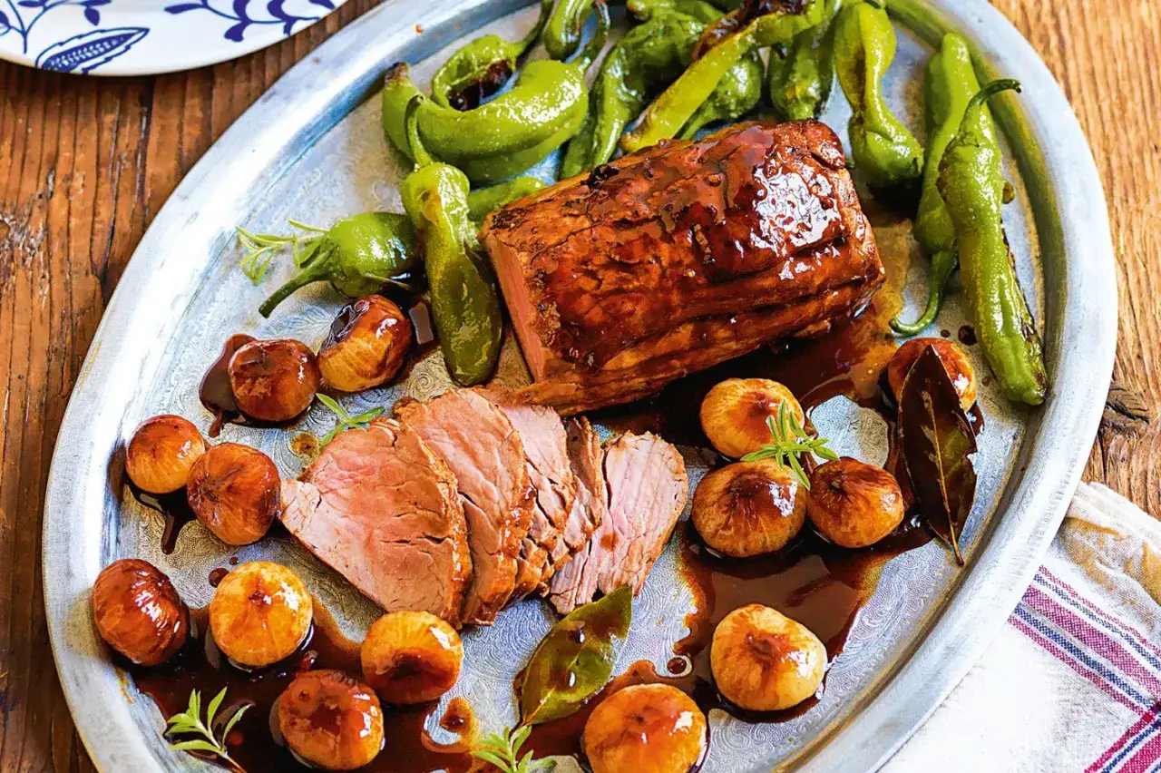 Arrosto di manzo glassato con cipolline caramellate e peperoni verdi, perfetti secondi di carne per fare bella figura.