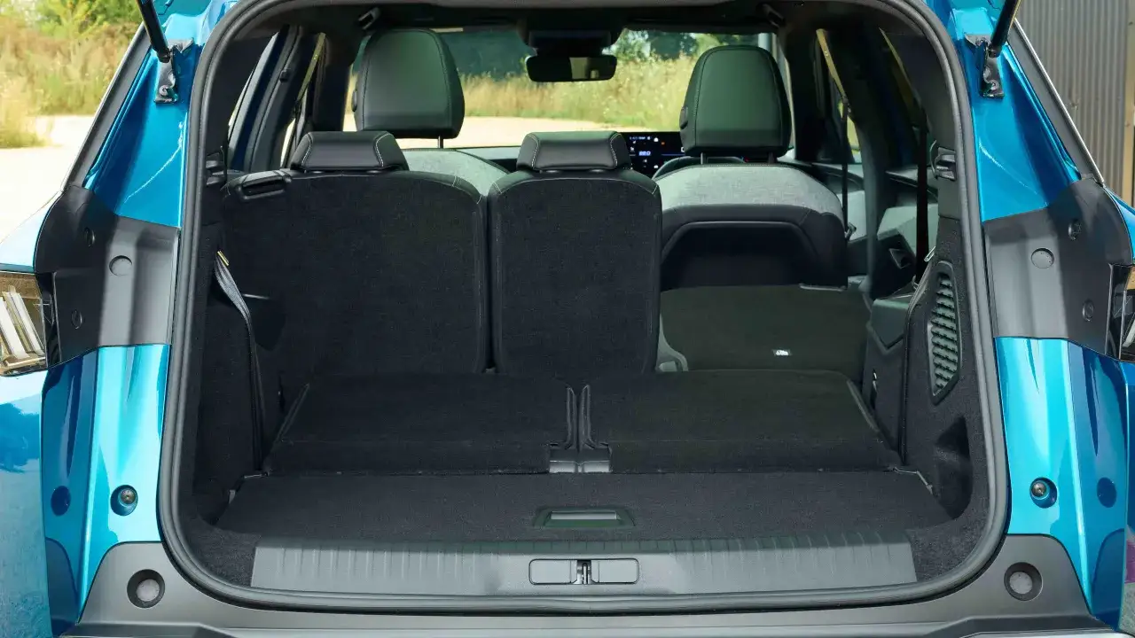 Det rymliga **Peugeot 5008 bagageutrymme** med nedfällda säten ger gott om plats för all din packning.