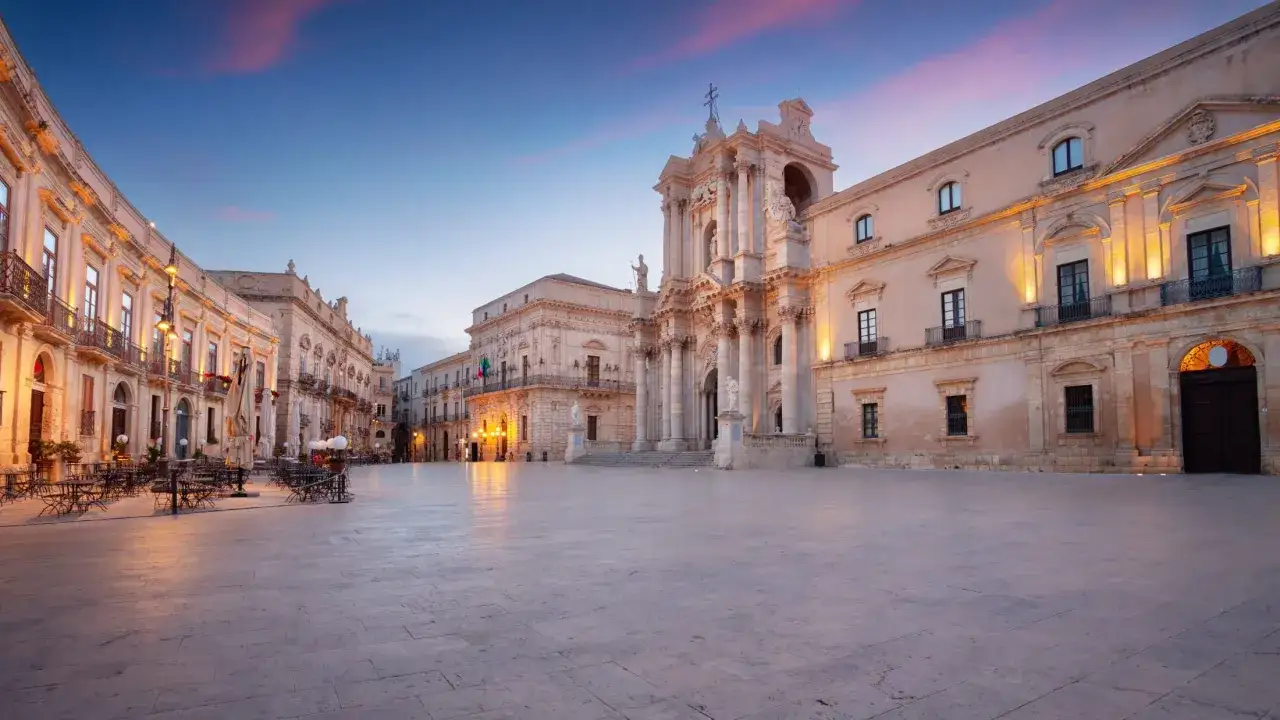 Syrakuzy co zobaczyć: Piazza Duomo z katedrą i barokowymi kamienicami, idealne miejsce na wieczorny spacer.