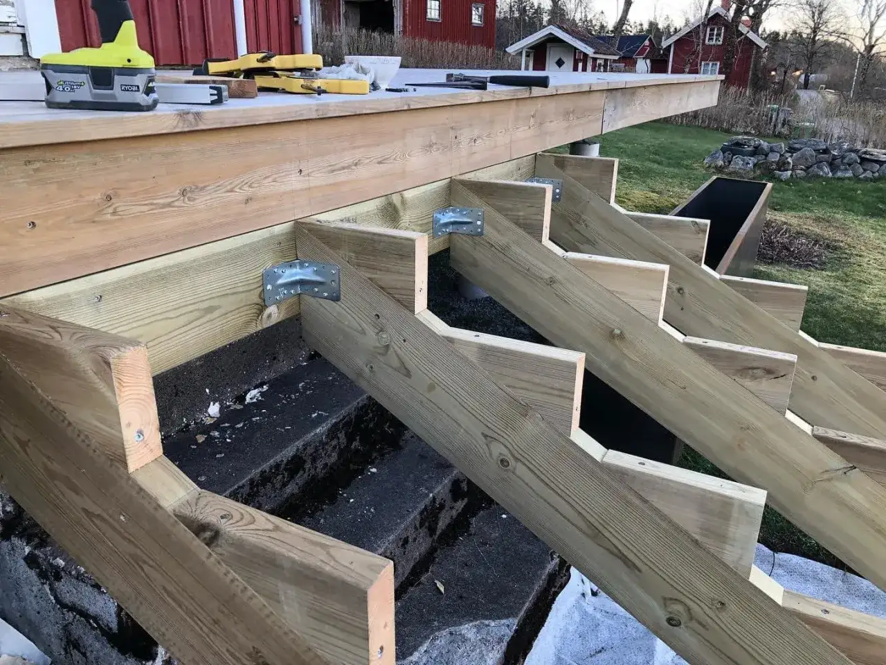 Byggnation av altantrappa ritning. Trästeg och räcken monteras med vinkelbeslag.