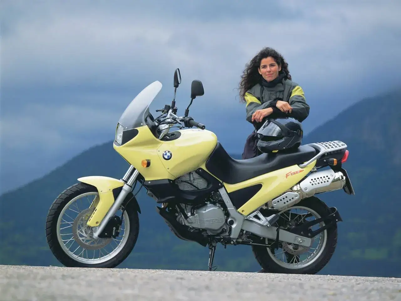 Kobieta z kaskiem na BMW F 650. Dane techniczne tego motocykla to temat dla podróżników.
