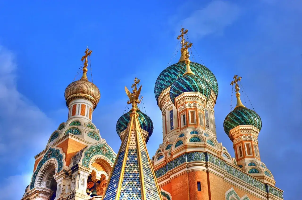 D&ocirc;mes color&eacute;s et dor&eacute;s d'une &eacute;glise orthodoxe, un lieu insolite autour de Nice, sous un ciel bleu &eacute;clatant.