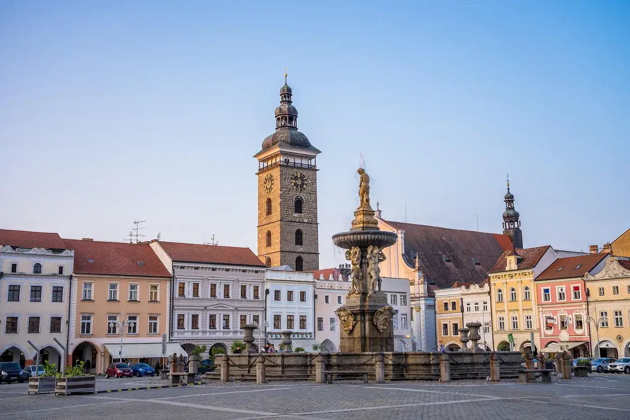 Der Marktplatz der Budweis Stadt mit dem Samsonbrunnen und dem Schwarzen Turm im Abendlicht.