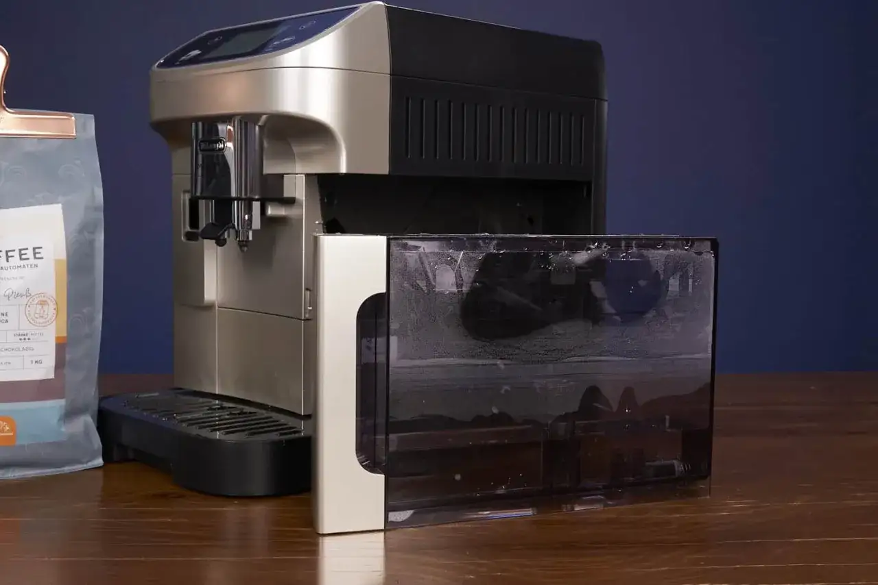 Kaffeeautomat mit entkalktem Wassertank.
