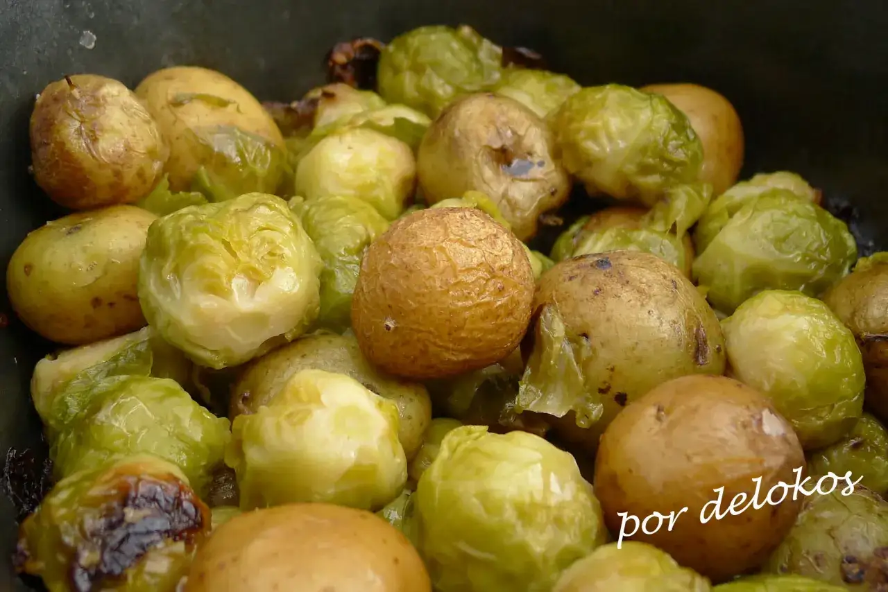Patatas y coles de Bruselas asadas, listas para disfrutar.