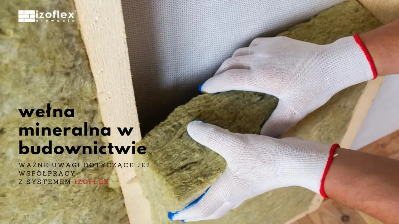 Ręce w białych rękawiczkach trzymają wełnę mineralną, pokazując jej gęstość. Materiał izolacyjny w budownictwie.