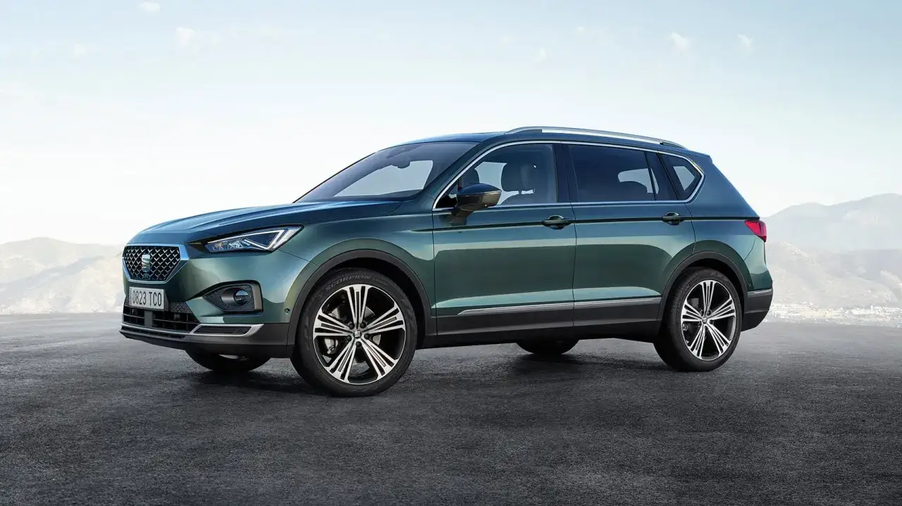 Zielony Seat Tarraco, przestronny SUV, gotowy na każdą podróż.