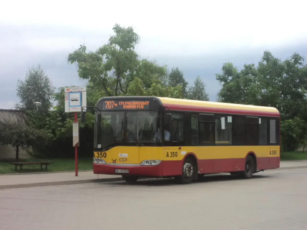 Autobus linii 707 z wyświetloną trasą 