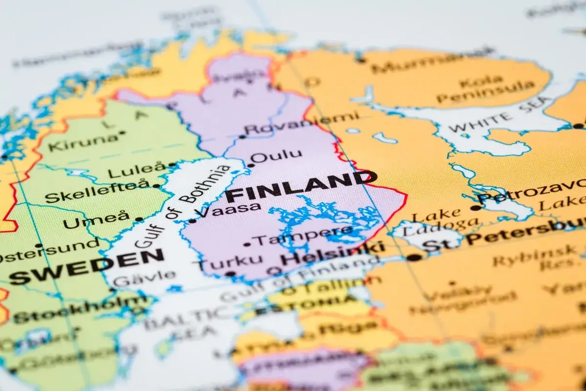 Mapa Finlandii z krajami granicznymi