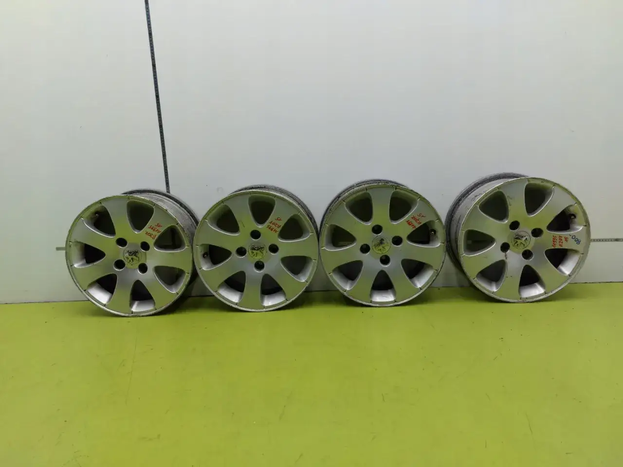 Cztery aluminiowe koła do Peugeot 207, rozmiar 15 cali. Idealne do odświeżenia wyglądu Twojego auta.