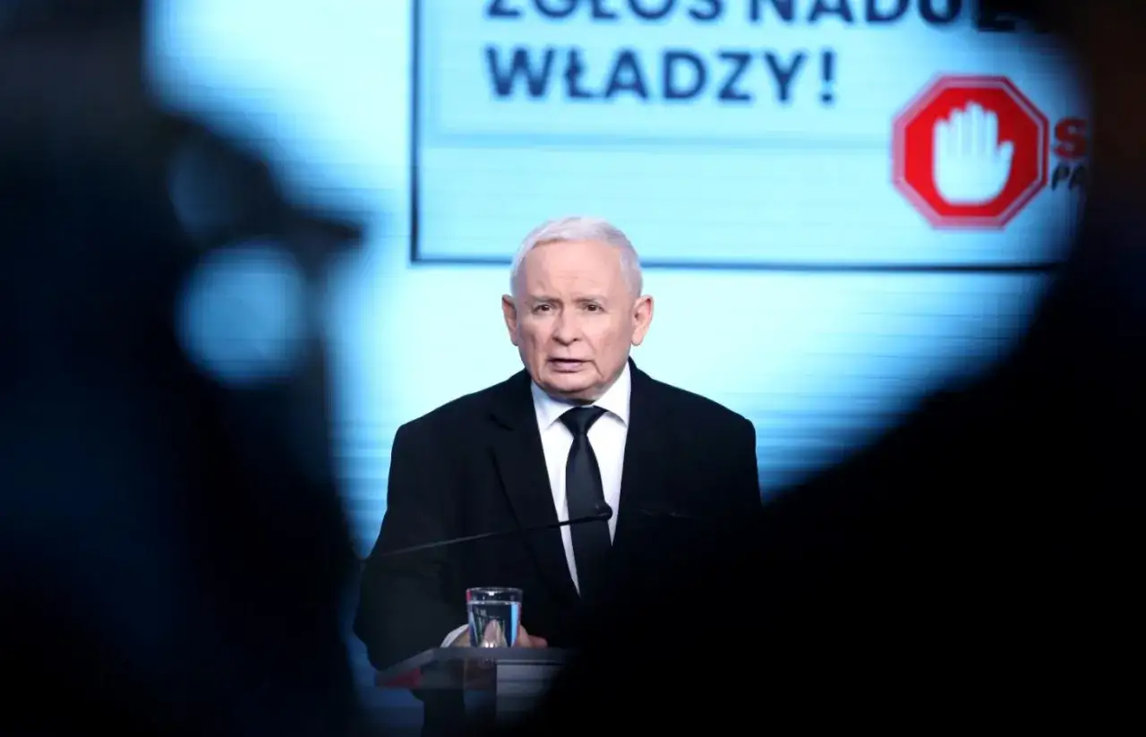 Jarosław Kaczyński przemawia na tle napisu 