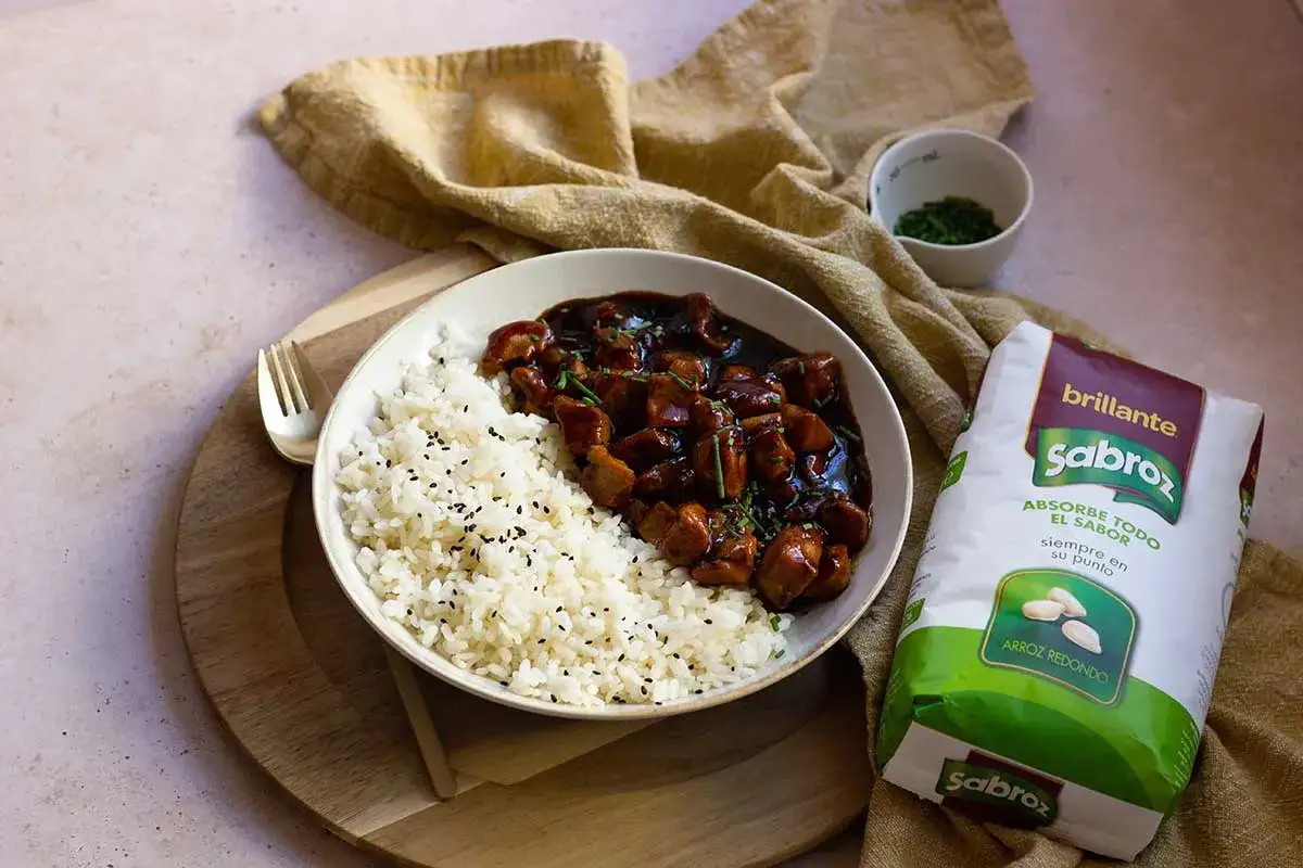 Delicioso pollo teriyaki con arroz blanco y semillas de s&eacute;samo. Un plato perfecto para disfrutar en casa.