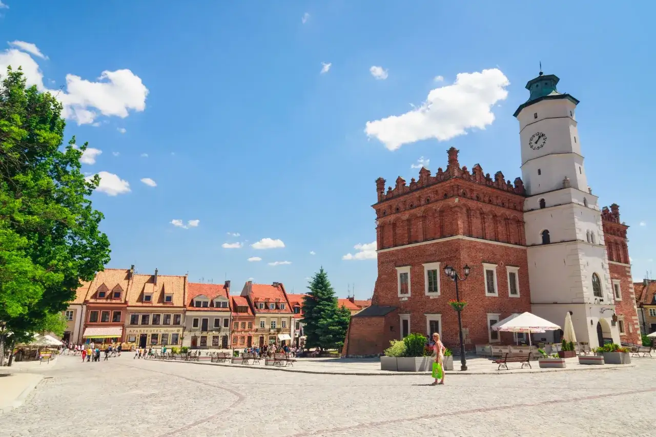 Sandomierz: Rynek z Ratuszem i kamieniczkami. Idealne miejsce na weekendowe imprezy i spacery.