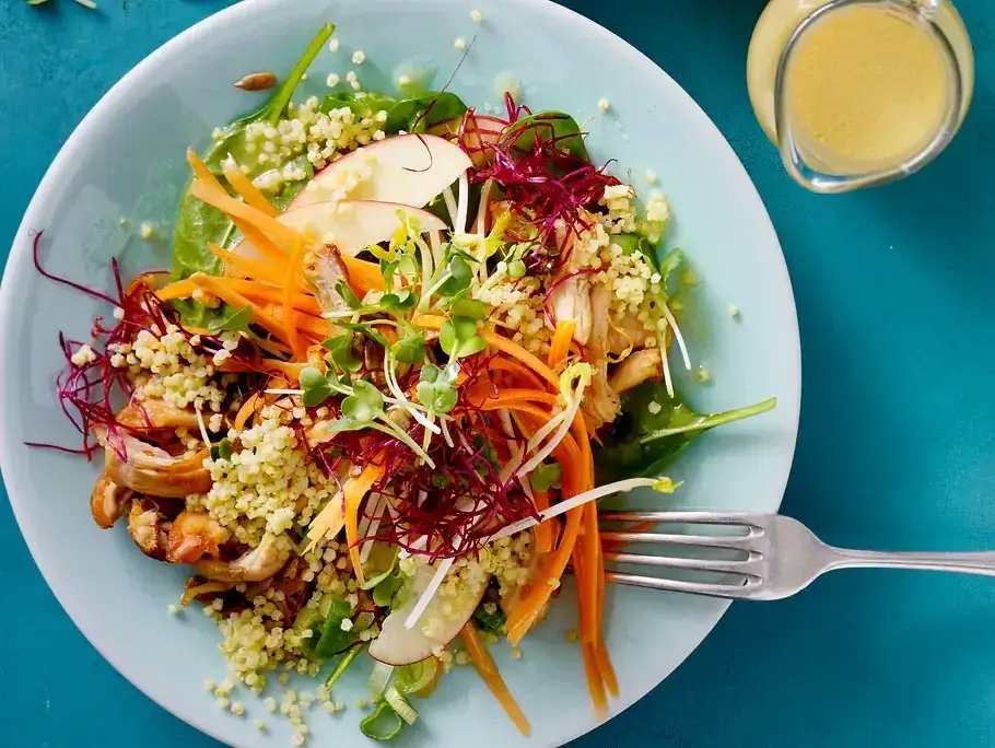 Verschiedene bunte Hähnchensalate