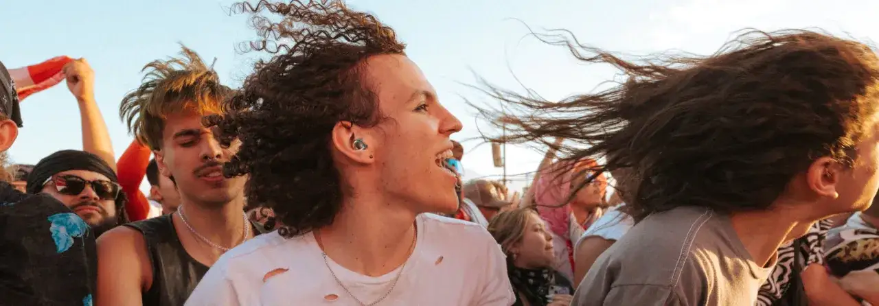 Foule en d&eacute;lire, cheveux au vent. Le jeune homme porte des bouchons d'oreilles, peut on laver des boules quies en mousse pour les r&eacute;utiliser ?