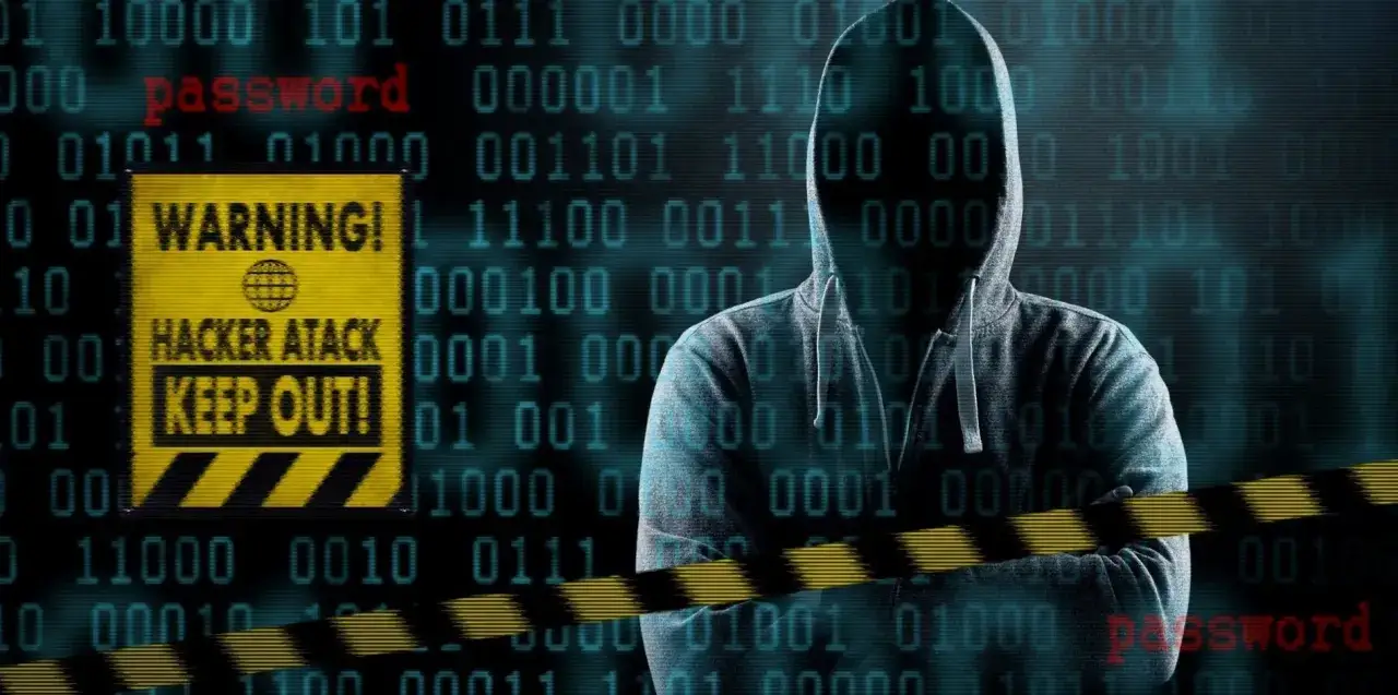Silueta encapuchada frente a código binario y señal de advertencia. Aprende cómo proteger mi móvil de hackers y mantén tus datos seguros.