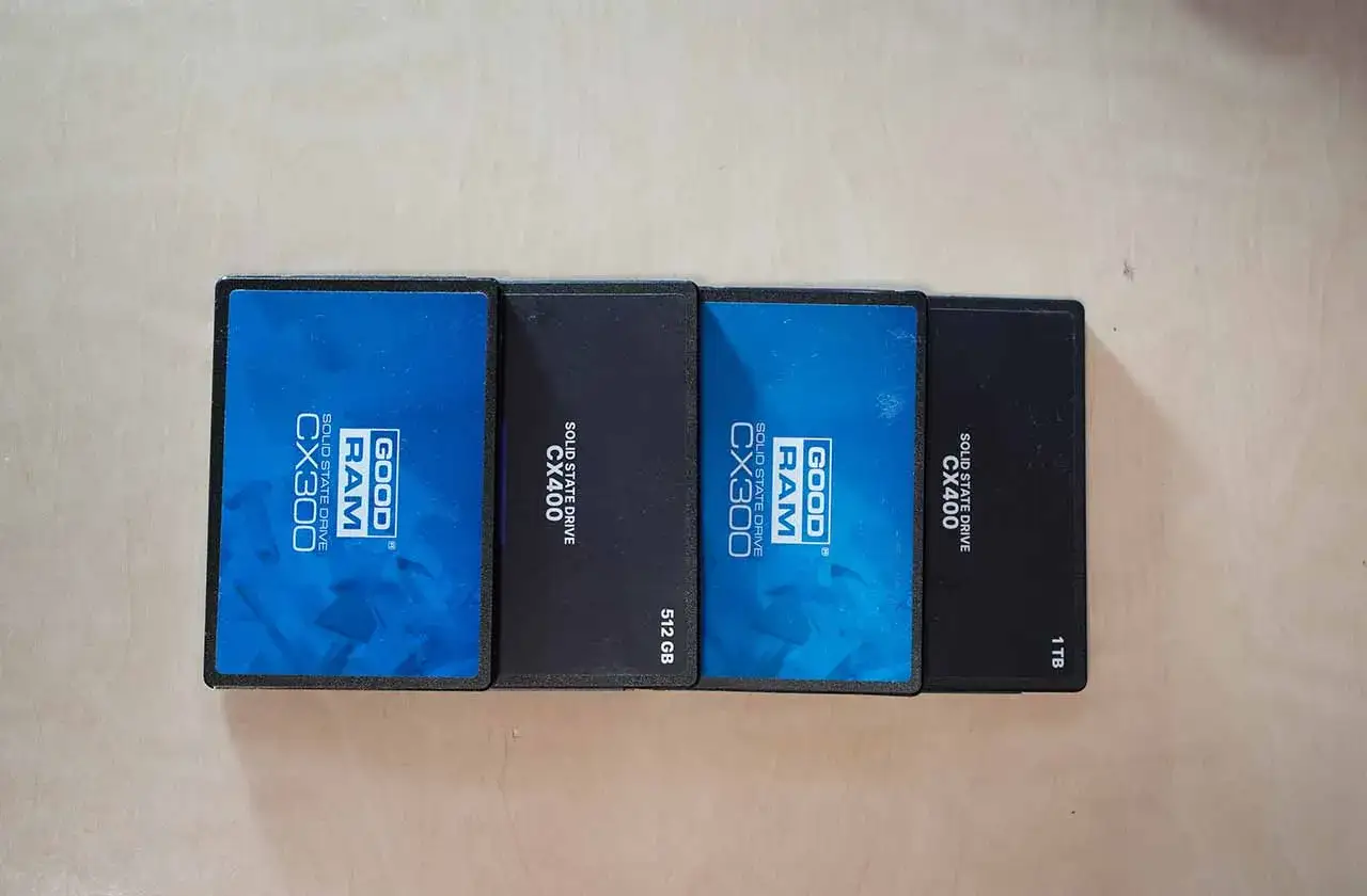 Cztery dyski SSD: dwa GOODRAM CX300 (niebieskie) i dwa CX400 (czarne), jeden 512 GB, drugi 1 TB. To szybki magazyn danych.