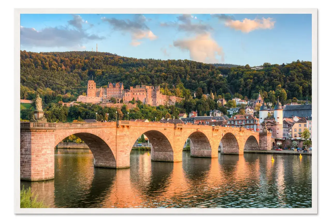 Heidelberger Schloss thront über der Stadt. Die Alte Brücke überspannt den Neckar. Ein perfekter Ort, um zu erkunden, was man in Heidelberg machen kann.