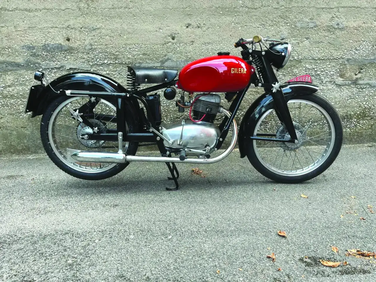 Moto Gilera 125 d'epoca, un classico che sfida il tempo. Dopo quanti anni questa bellezza &egrave; ancora cos&igrave; splendida?