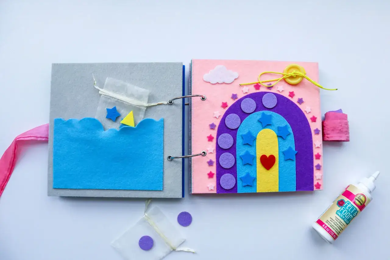 Libro tattile in feltro con arcobaleno e onde. Vari tipi di colla, come quella per feltro e gomma piuma, sono ideali per questi progetti.
