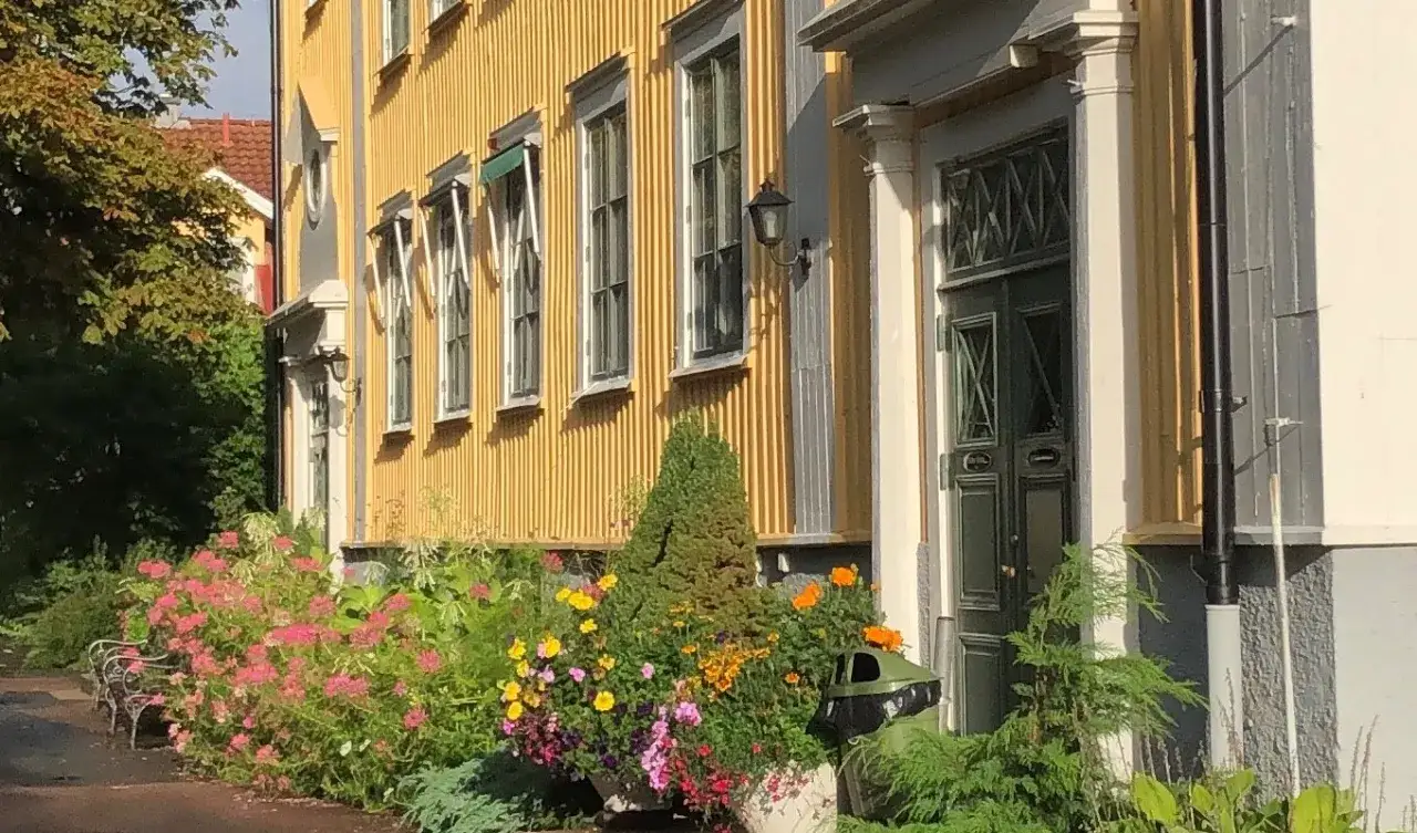 Vacker entr&eacute; med blommor och gr&ouml;nska vid stora segerstad naturbrukscentrum.