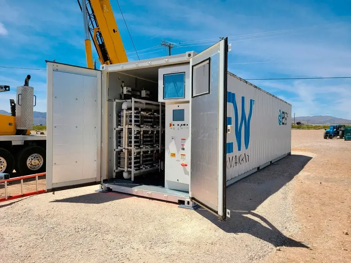 Kontener z systemem magazynowania energii bess. W środku widać rzędy ogniw i panele sterowania.