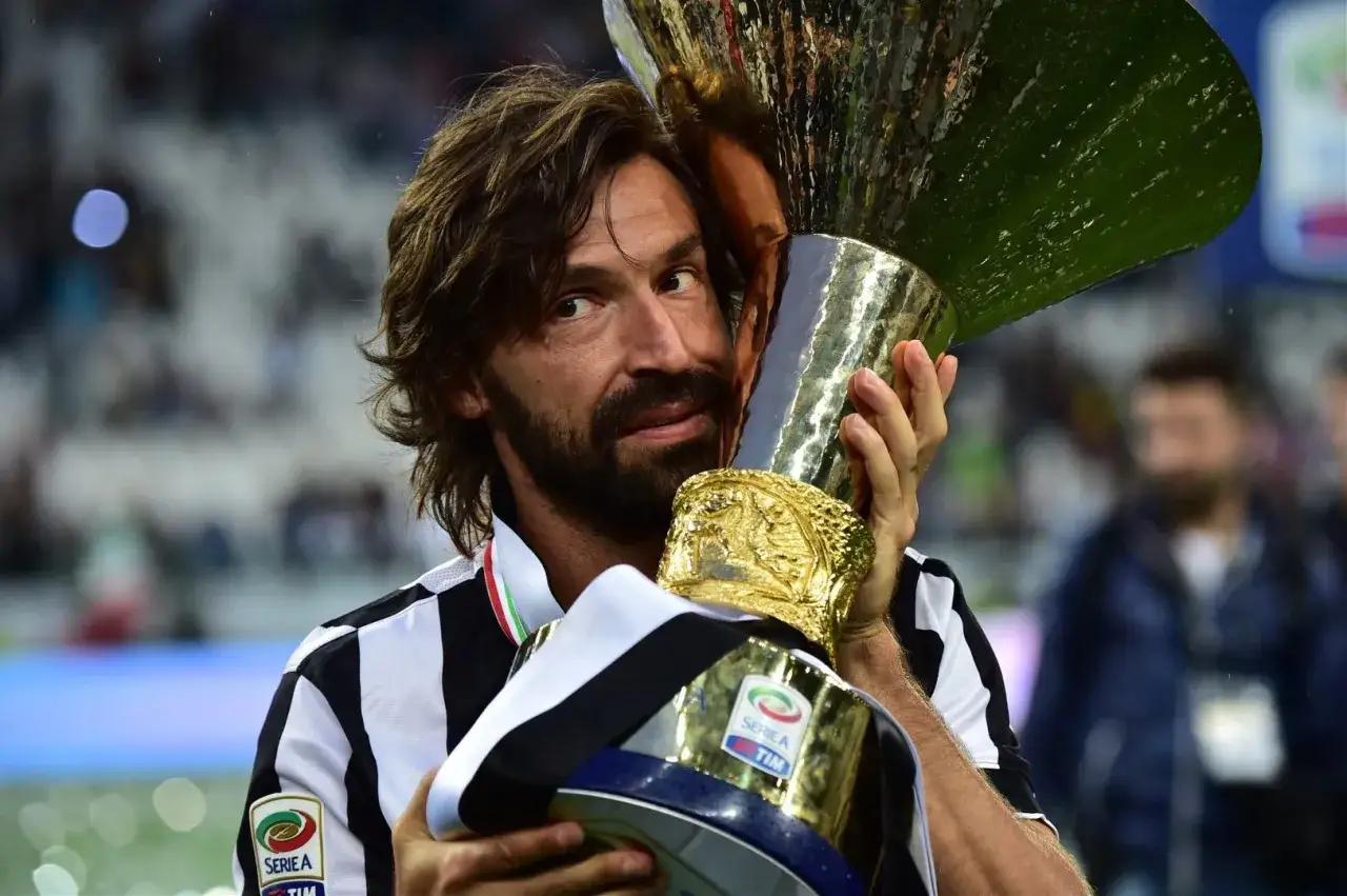 Andrea Pirlo, z pucharem Serie A, świętuje zwycięstwo. W tym momencie miał 36 lat.