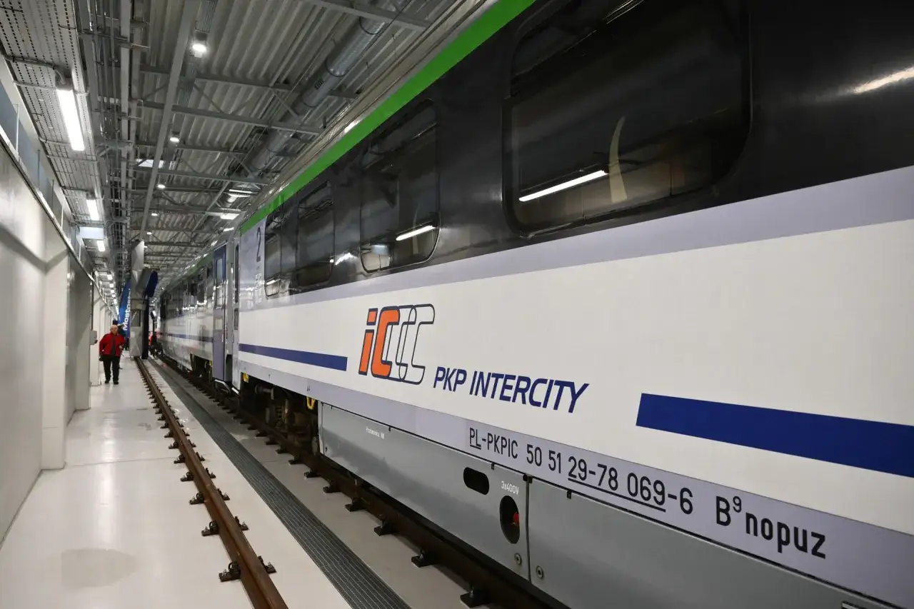 PKP Intercity w hali serwisowej. Zastanawiasz się, ile kosztuje miejsc&oacute;wka w Intercity? Sprawdź ceny bilet&oacute;w na podr&oacute;ż!