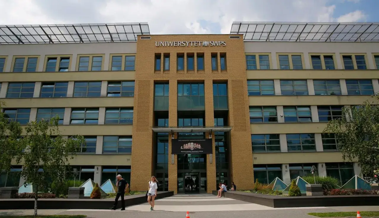 Uniwersytet SWPS, jedna z wiodących uczelni prywatnych w Warszawie, z nowoczesną architekturą i zielenią.