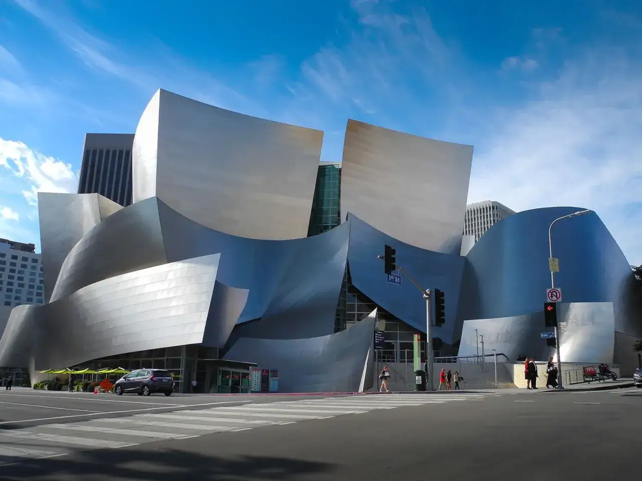 Ein Meisterwerk der dekonstruktivismus architektur: das Walt Disney Concert Hall mit seinen geschwungenen Metallfassaden unter blauem Himmel.