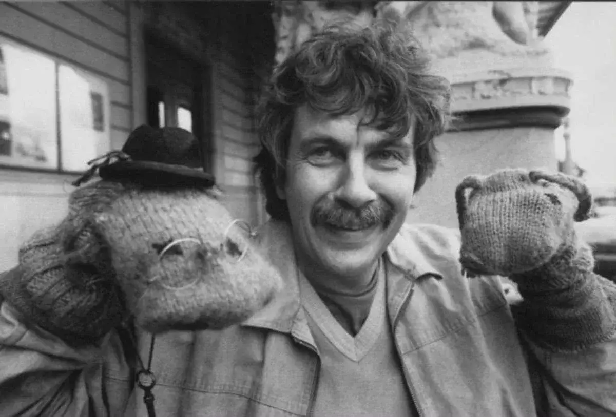 Staffan Westerberg med sina dockor, k&auml;nda fr&aring;n filmer och tv-program.