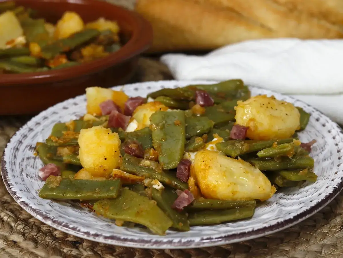Plato de judías verdes con jamón y patatas, un clásico casero.