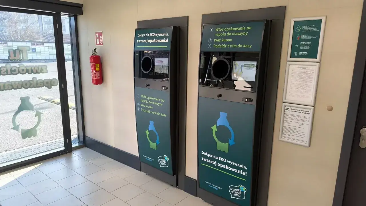 Dwie maszyny do zwrotu **puszek** i butelek PET. Zachęcają do ekologicznego recyklingu opakowań.