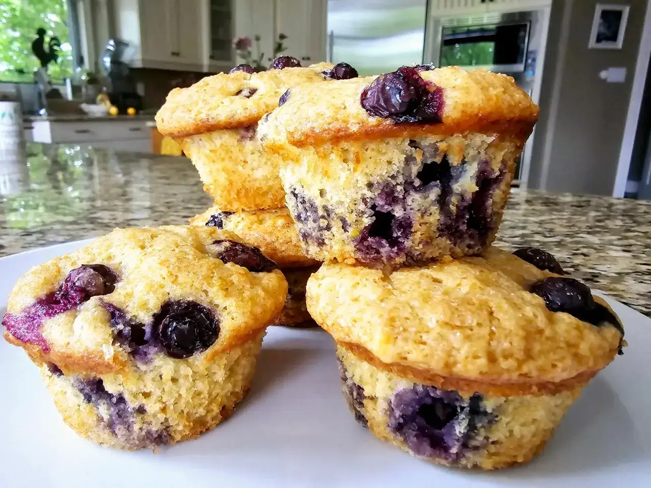 Pyszne muffinki z jagodami, idealne na śniadanie lub deser. Widać w nich kawałki soczystych jagód.