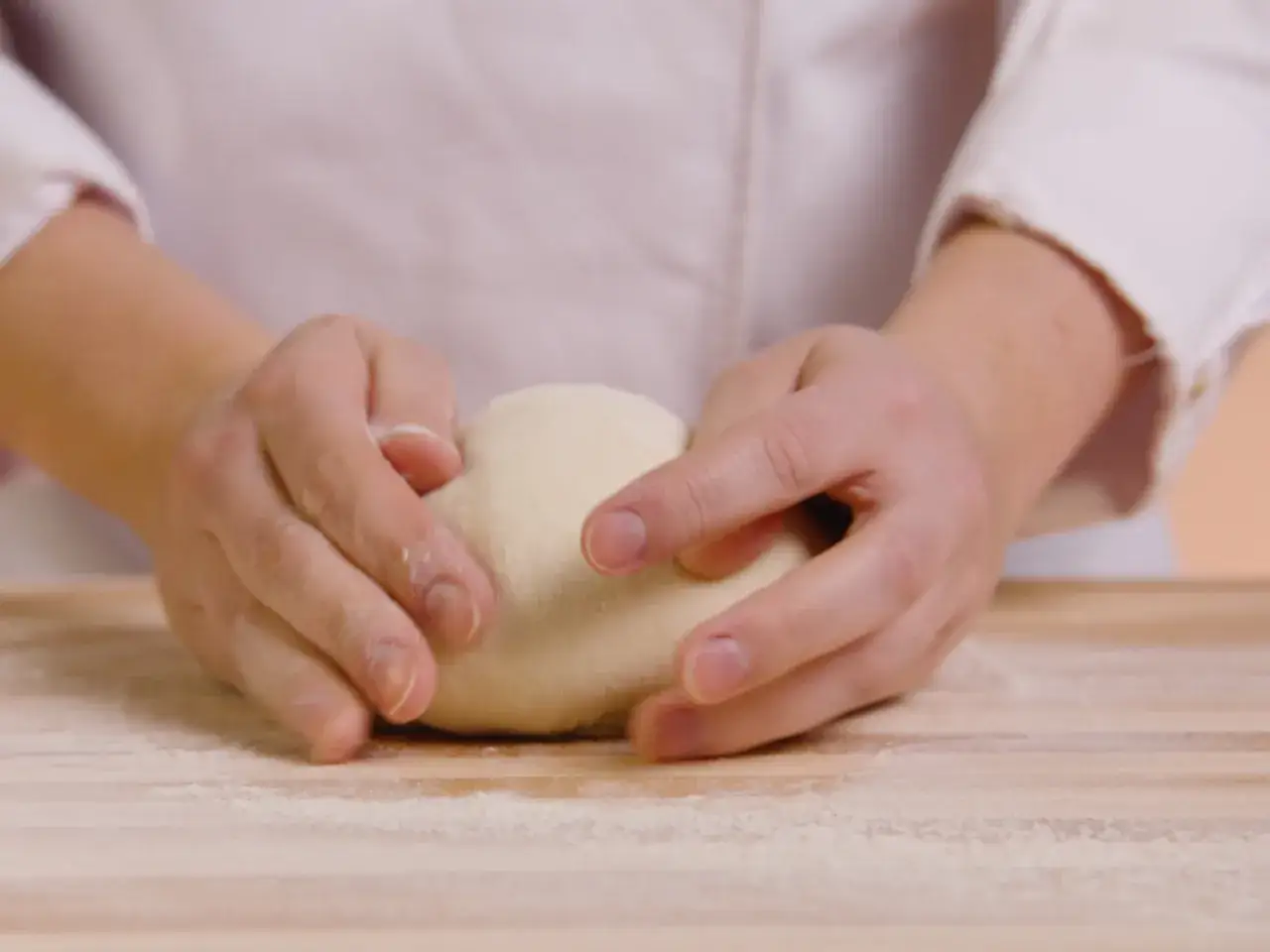 P&eacute;trissage de p&acirc;te &agrave; pain &agrave; la main sur un plan de travail farin&eacute;