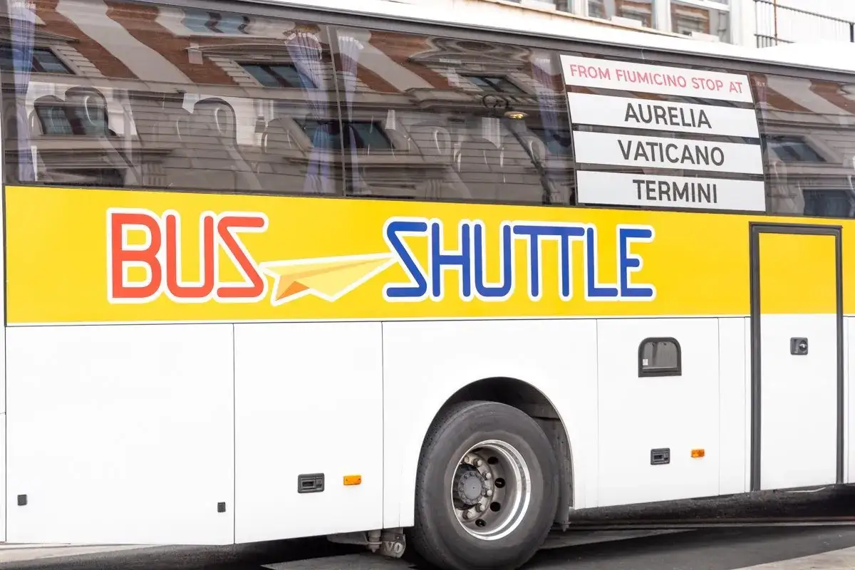 Bus navette a&eacute;roport Rome Vatican. Ce bus blanc et jaune transporte des passagers entre l'a&eacute;roport de Fiumicino et le Vatican.