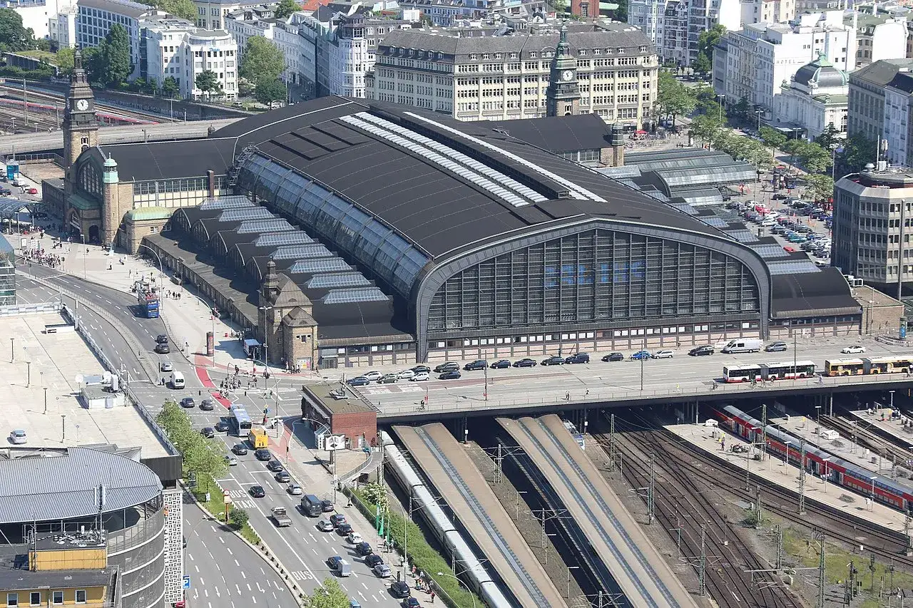 Hamburg Hauptbahnhof, der größte Bahnhof Deutschlands, mit seiner beeindruckenden Architektur und vielen Gleisen.